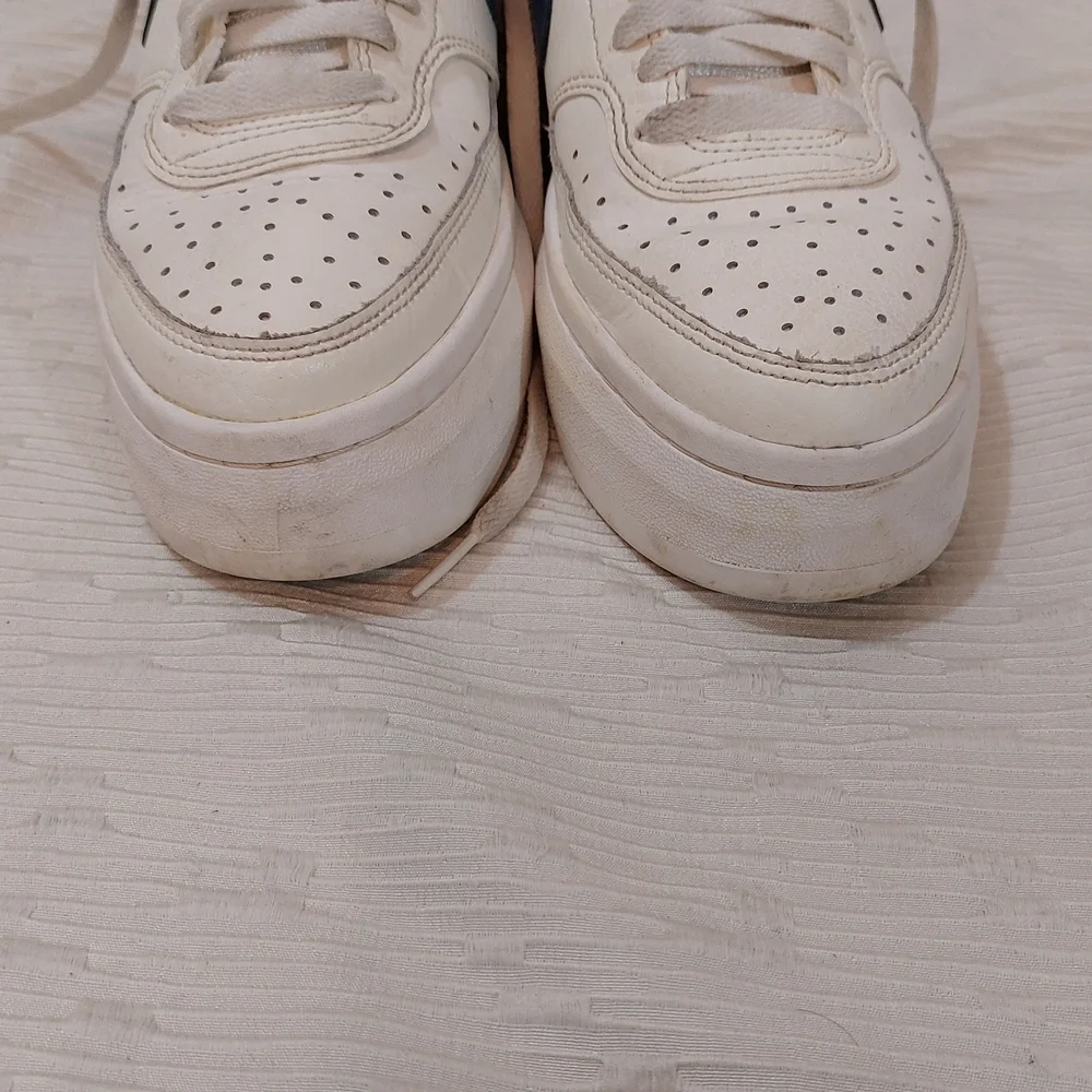 Nike Women's Sneakers in Cream and Navy - Picture 15 of 16